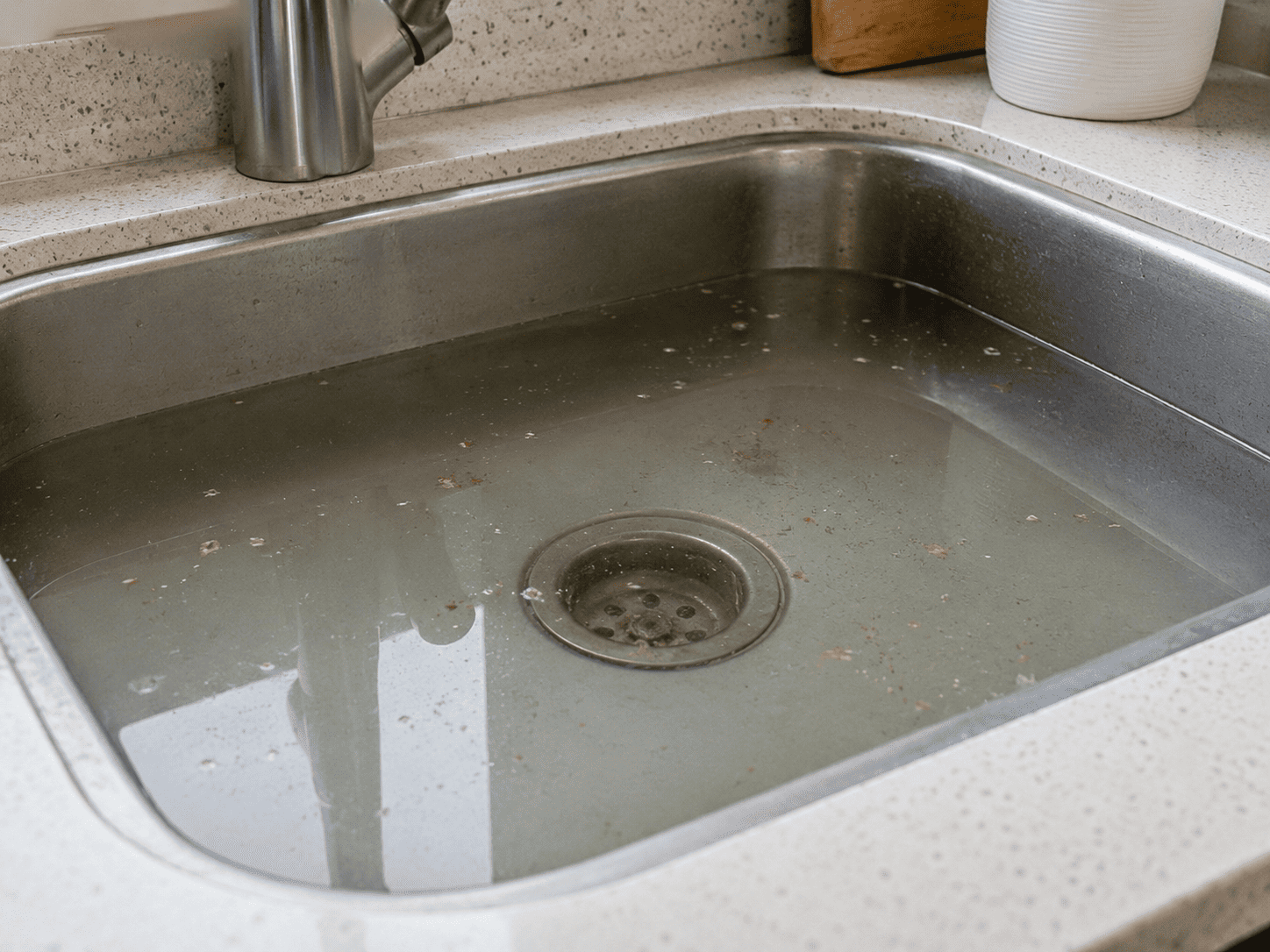 Évier bouché avec eau stagnante indiquant un problème d’évacuation de canalisation