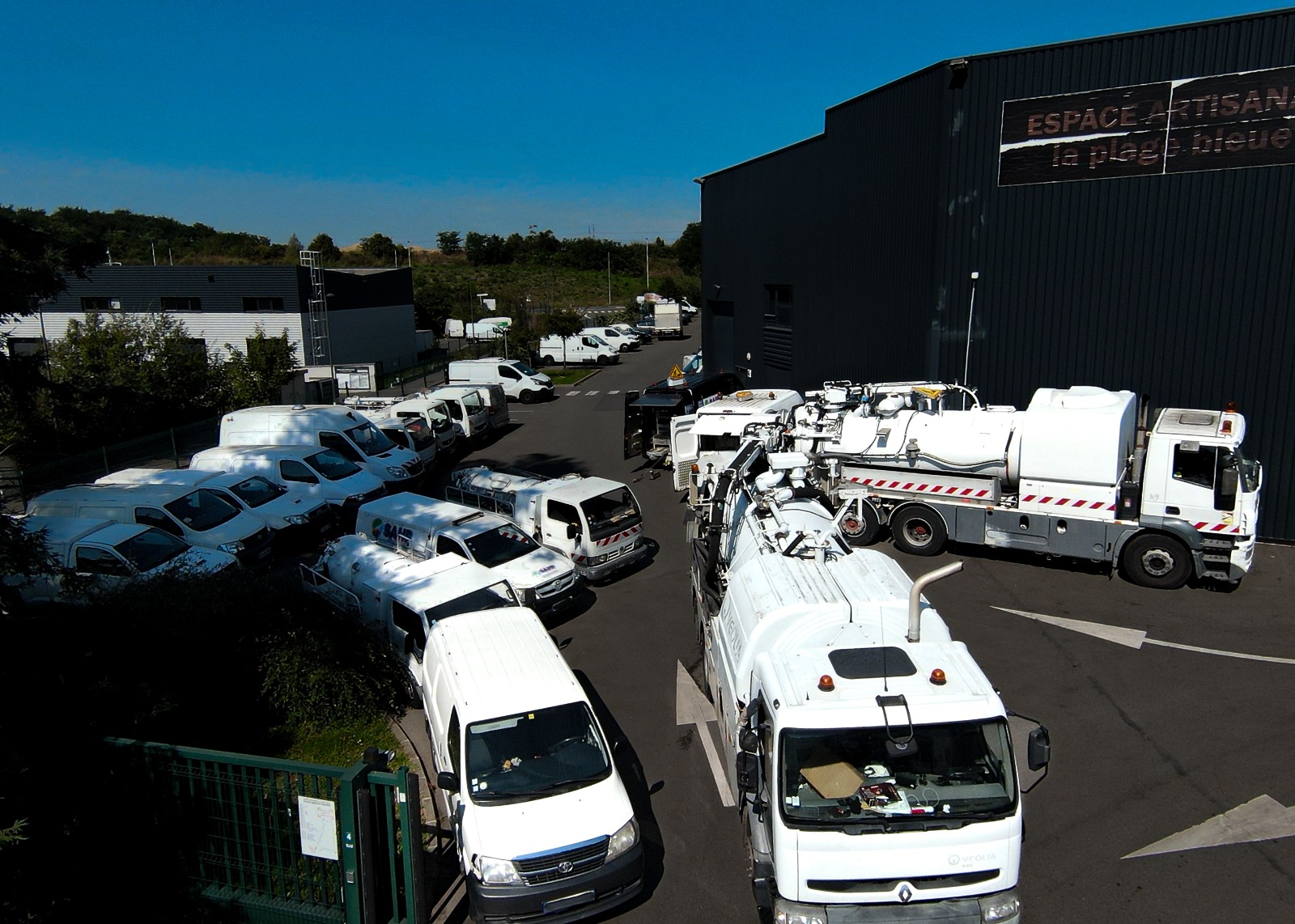 Camion d’assainissement réalisant une vidange de fosse septique