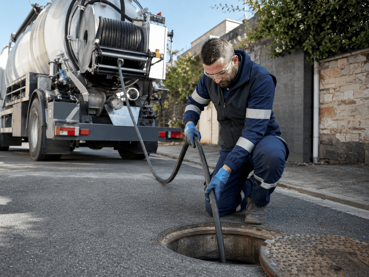 Technicien réalisant un débouchage de canalisation bouchée avec équipement professionnel